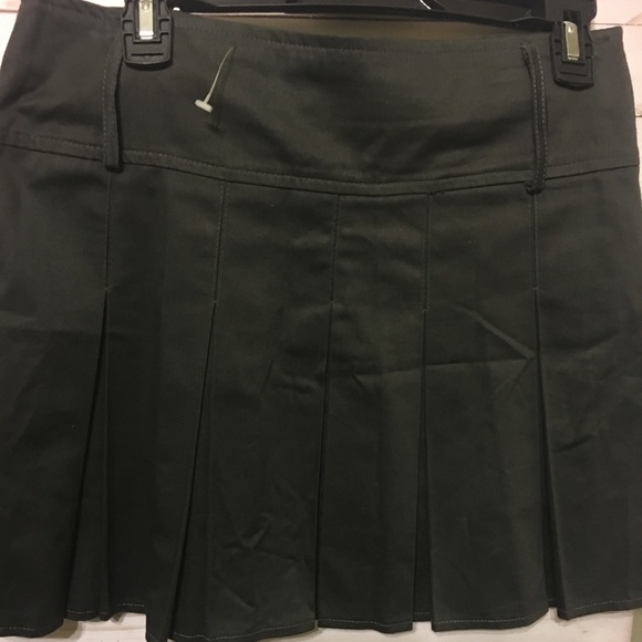 Black skater pleaded skirt - Picture 4 of 8